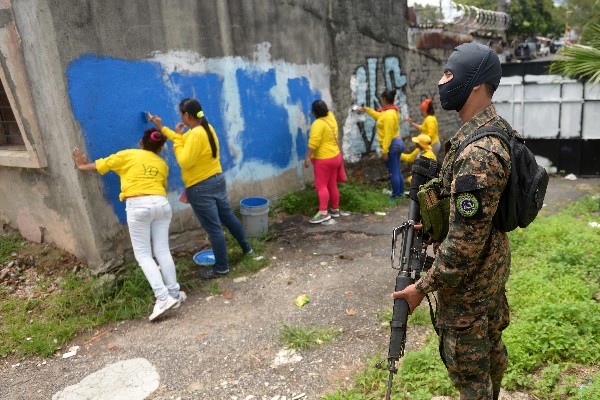 El Salvador lanza “mega jornada” de borrado de grafitis alusivos a pandillas.(Foto Prensa Libre: AFP)