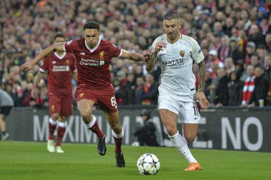 Trent Alexander-Arnold del Liverpool (i) disputa el balón con Aleksandar Kolarov de la AS Roma en el duelo que los italianos lucharon por evitar la derrota. (Foto Prensa Libre: EFE)