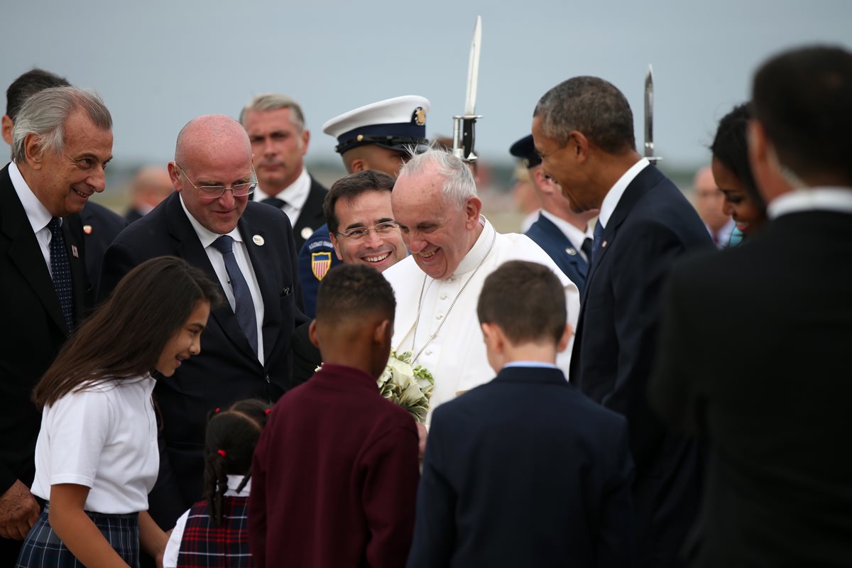 El papa Francisco recibe un presente de unos niños, observa el presidente de EE. UU., Barack Obama. (Foto Prensa Libre: AP).