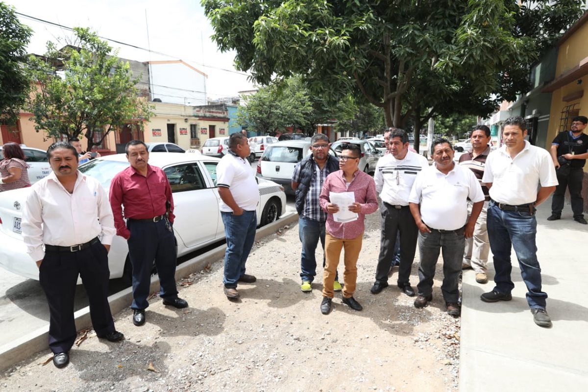 Los taxistas realizaron los preparativos para una caravana en contra de Uber. (Foto Prensa Libre: Esvin García)