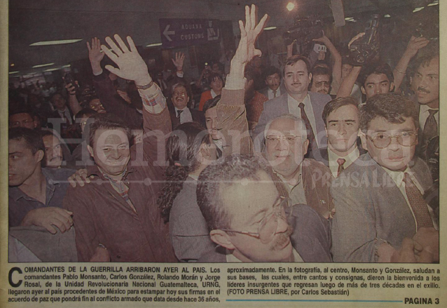 Los líderes de la guerrilla llegan al Palacio Nacional para la firma del Acuerdo de paz firme y duradero, el 29 de diciembre de 1996. (Foto: Hemeroteca PL)