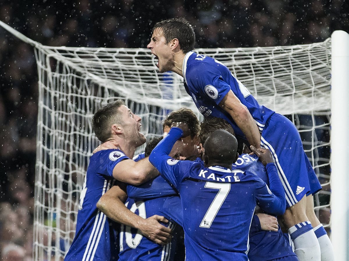 Diego Costa es felicitado por sus compañeros luego de conseguir el 3-1 en el marcador. (Foto Prensa Libre: EFE)