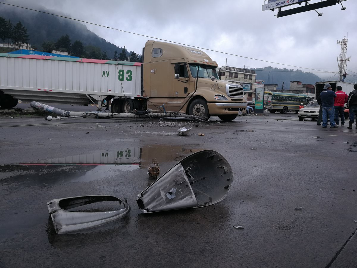 Accidente en la avenida La Independencia, zona 2 de Quetzaltenango, dejó daños materiales que incluyen un poste de alumbrado público. (Foto Prensa Libre: Fred Rivera)