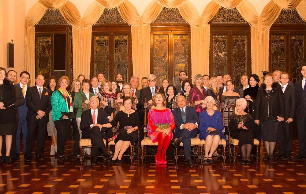 La diseñadora española Agatha Ruiz de la Prada junto a la familia Urruela en el Salón de Banquetes del Palacio Nacional de la Cultura. (Foto Prensa Libre: www.agatharuizdelaprada.com)