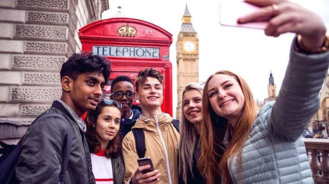 Caminar por una ciudad que no conocer para visitar sus monumentos es una forma estupenda de hacer ejercicio. (GETTY IMAGES)