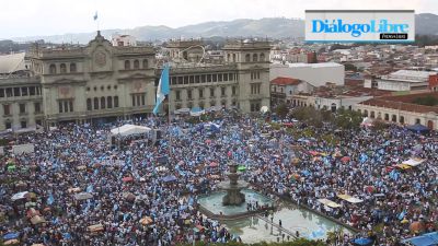 Miles de guatemaltecos protestaron en todo el país para exigir la renuncia de Pérez Molina (Foto Prensa Libre: Edwin Bercian)