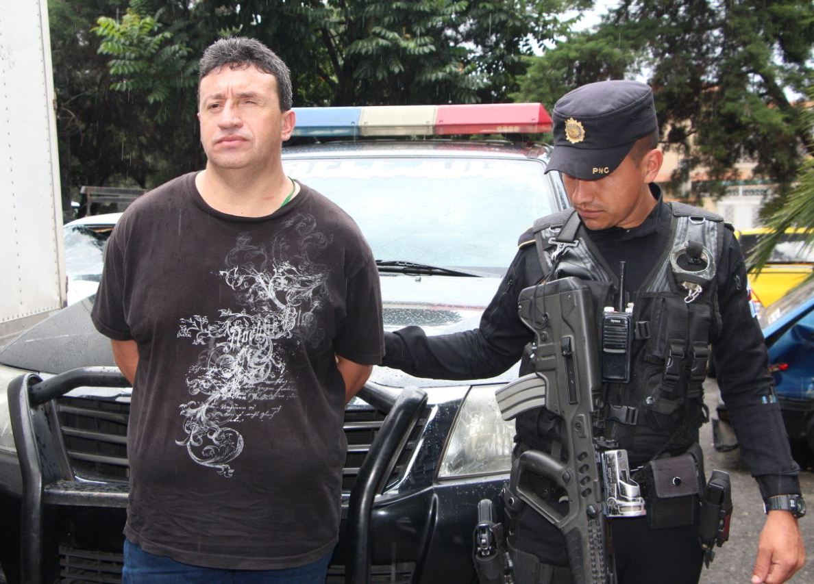 La PNC informó que el sujeto capturado asaltaba a un taxista cuando fue interceptado por agentes policiales en la zona 11 capitalina. (Foto Prensa Libre: PNC)