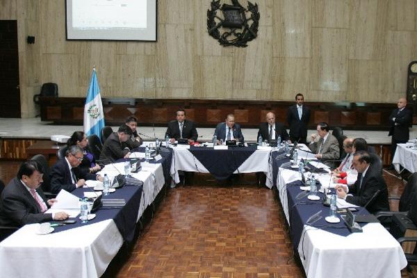 Los comisionados permanecen en sesión extraordinaria para evaluar la objeción interpuesta por el aspirante Marco Antonio Cortez Sis.