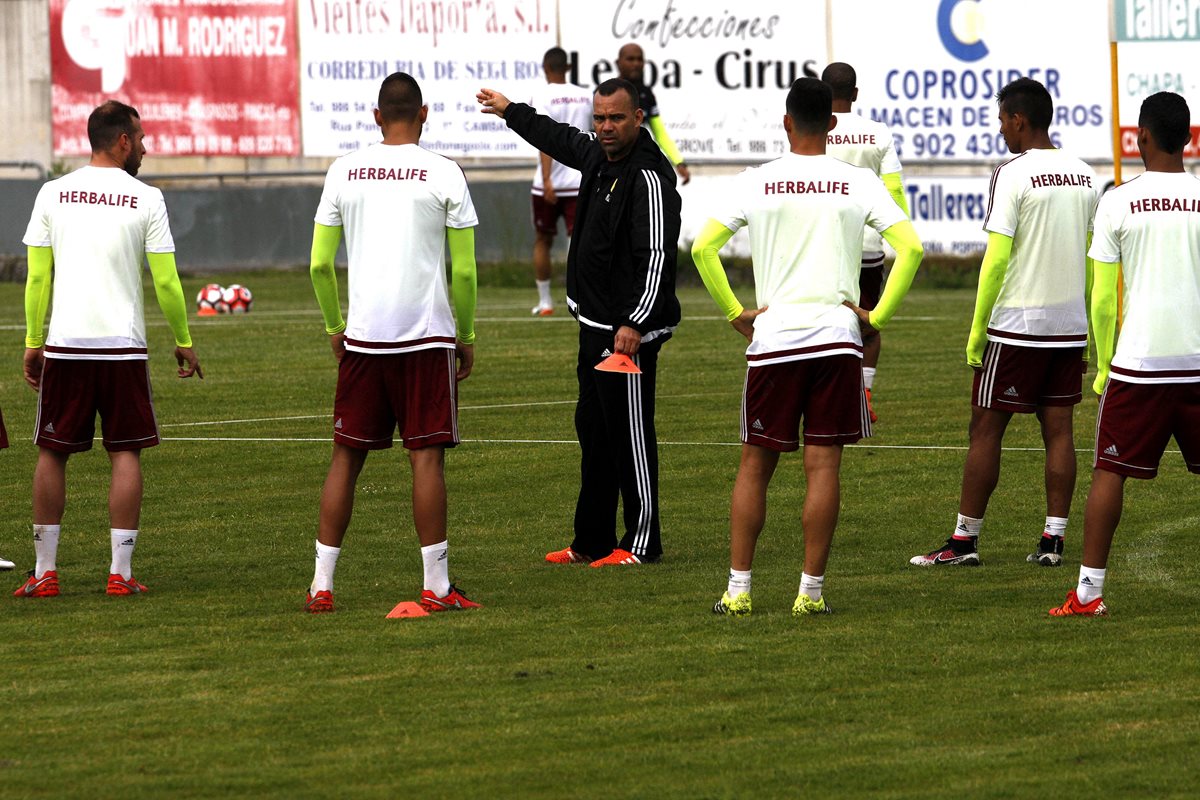 El entrenador de la selección de Venezuela, Rafael Dudamel, durante el entrenamiento realizado en el campo de Portonovo. (Foto Prensa Libre: EFE)