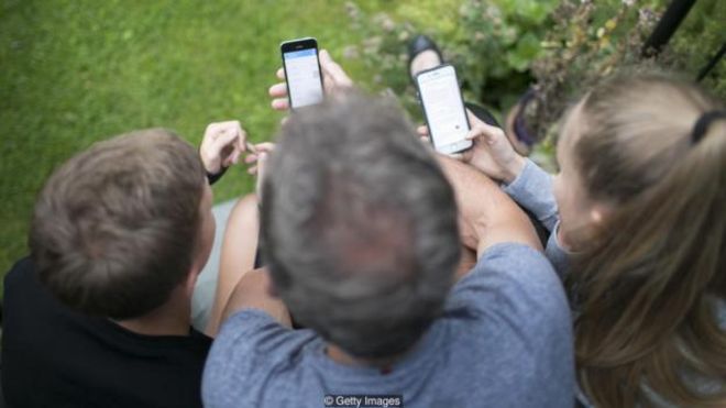 Según algunos estudios, los teléfonos afectan a la calidad de nuestras conversaciones. GETTY IMAGES