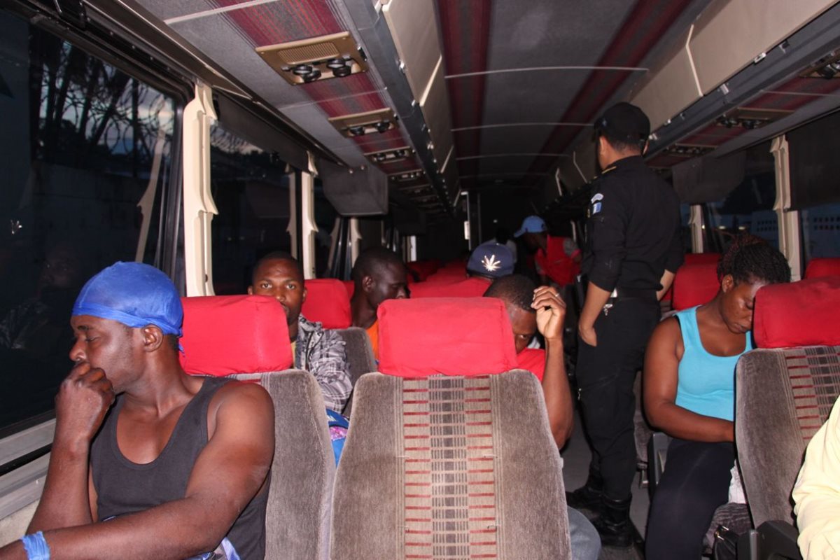 Indocumentados son interceptados por la PNC en Palín, Escuintla. (Foto Prensa Libre: PNC)