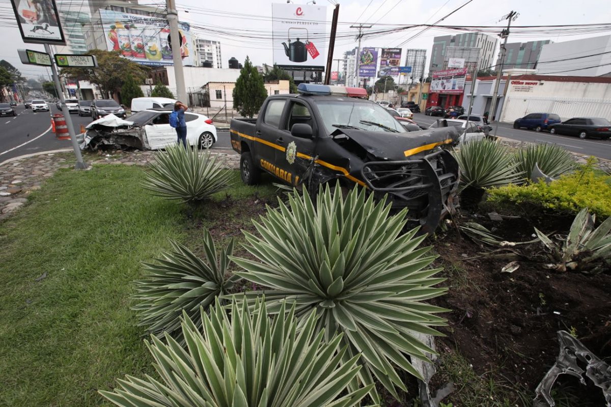 Una autopatrulla fue empotrada en arriate de la zona 10. (Fuente Prensa Libre: Paulo Raquec).