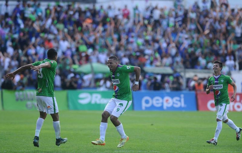 Óscar Isaula celebra la primera anotación, que abrió el camino para que Antigua GFC empatara la serie y luego se coronara campeón. (Foto Prensa Libre: Norvin Mendoza)