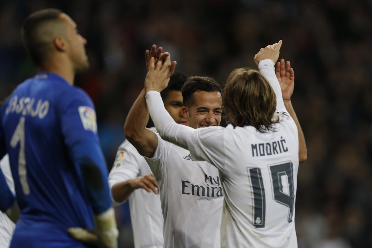 Luka Modric y Lucas Vazquez celebran la anotación del tercer gol del Real Madrid. (Foto Prensa Libre: AP)