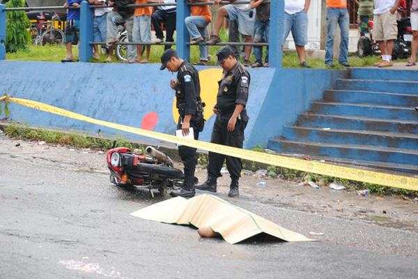 Policías recolectan evidencia en el lugar del accidente.<br _mce_bogus="1"/>