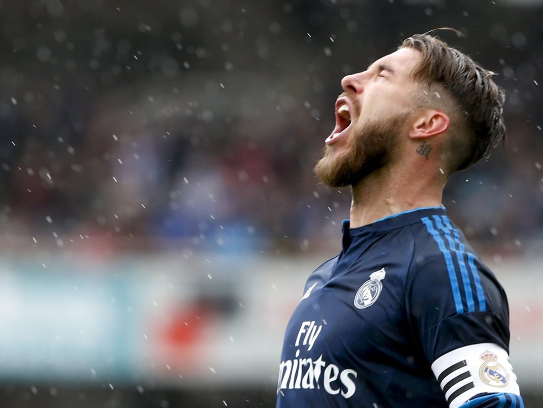 El capitán del Real Madrid, Sergio Ramos vivió con intensidad el juego frente a la Real Sociedad. (Foto Prensa Libre: EFE)