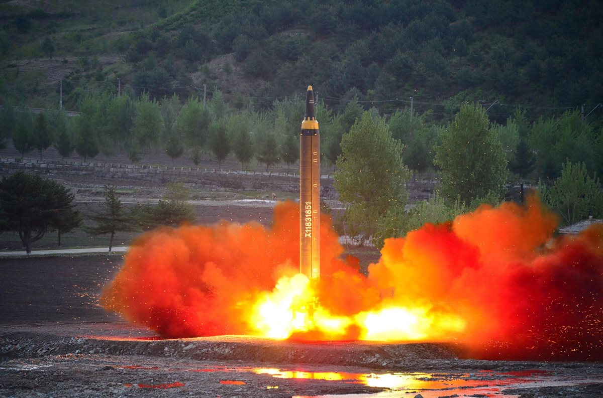 Lanzamiento del cohete balístico norcoreano estratégico de largo alcance medio de largo alcance Hwasong-12 en una ubicación no revelada. (AFP).