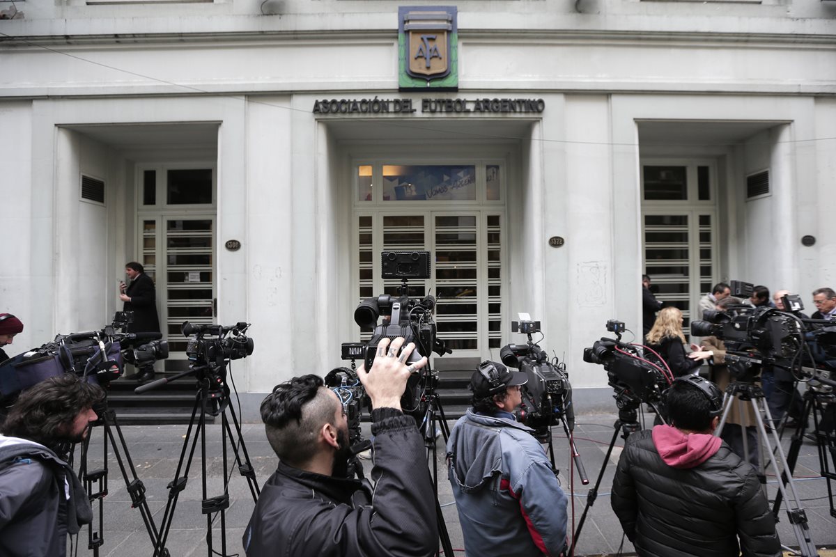 El gobierno argentino declaró conciliación obligatoria en el conflicto que envuelve al sindicato de futbolistas y a sus clubes por deudas impagas. (Foto Prensa Libre: AFP)