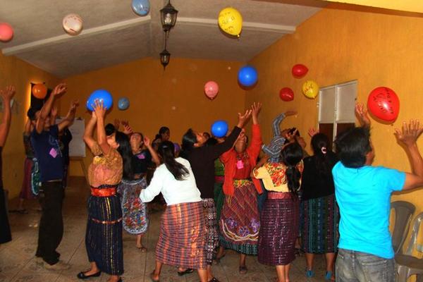 Niños y  jóvenes son atraídos con juegos y actividades lúdicas, pero  también les imparten talleres sobre sus derechos, y a los padres de  familia, acerca de obligaciones y oportunidades. (Foto Prensa Libre: José Rosales)