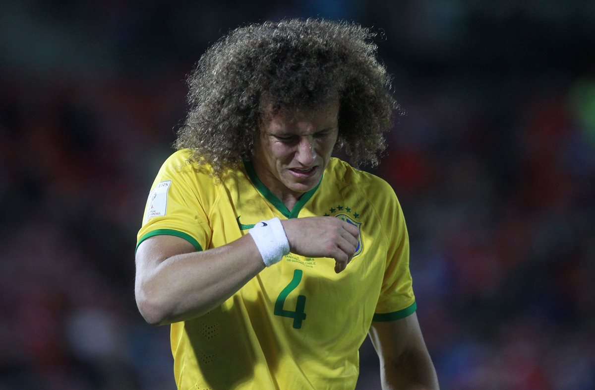 David Luiz salió lesionado y visiblemente afectado del partido ante Chile. (Foto Prensa Libre: AFP)