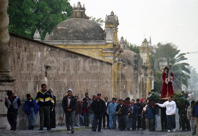 El víacrucis por la calle de los pasos se reza el Viernes de Dolores de cada año. (Foto: Edwin Castro)