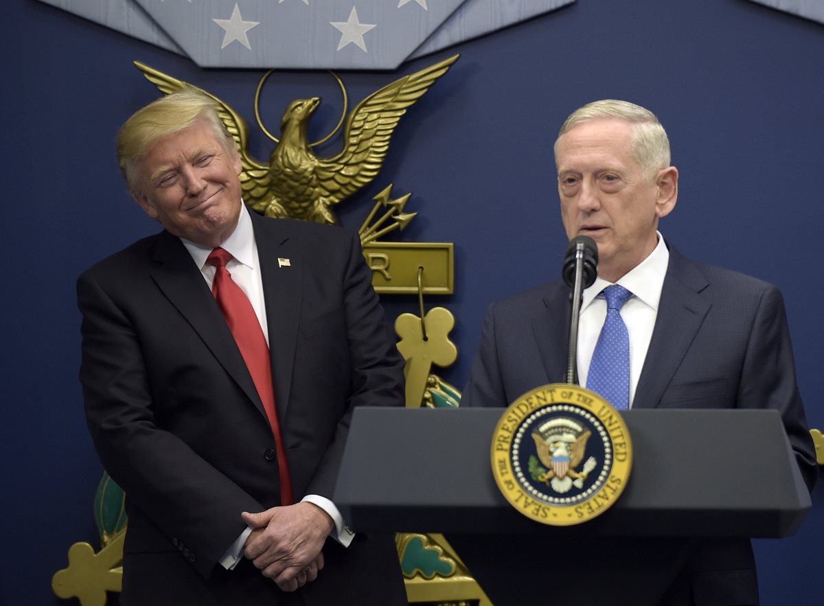 Donald Trump (i9 escucha sonriente al secretario de Defensa James Mattis en Washington.(Foto Prensa Libre:AP).