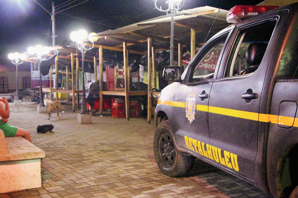 En San  Sebastián, Retalhuleu, una mujer fue liberada por agentes de la PNC, después de haber sido secuestrada por desconocidos. (Foto Prensa Libre: Rolando Miranda)