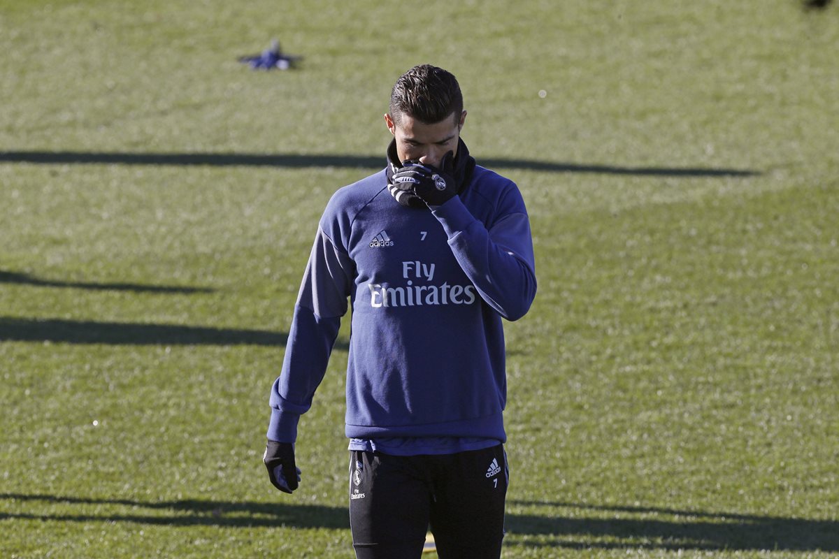 Cristiano, durante la práctica de este miércoles en Valdebebas. (Foto Prensa Libre: EFE)