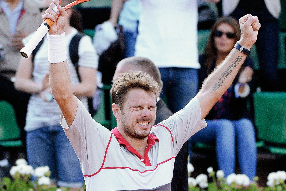 El tenista suizo Stanislas Wawrinka celebra la victoria conseguida ante su compatriota Roger Federer. (Foto Prensa Libre: EFE)