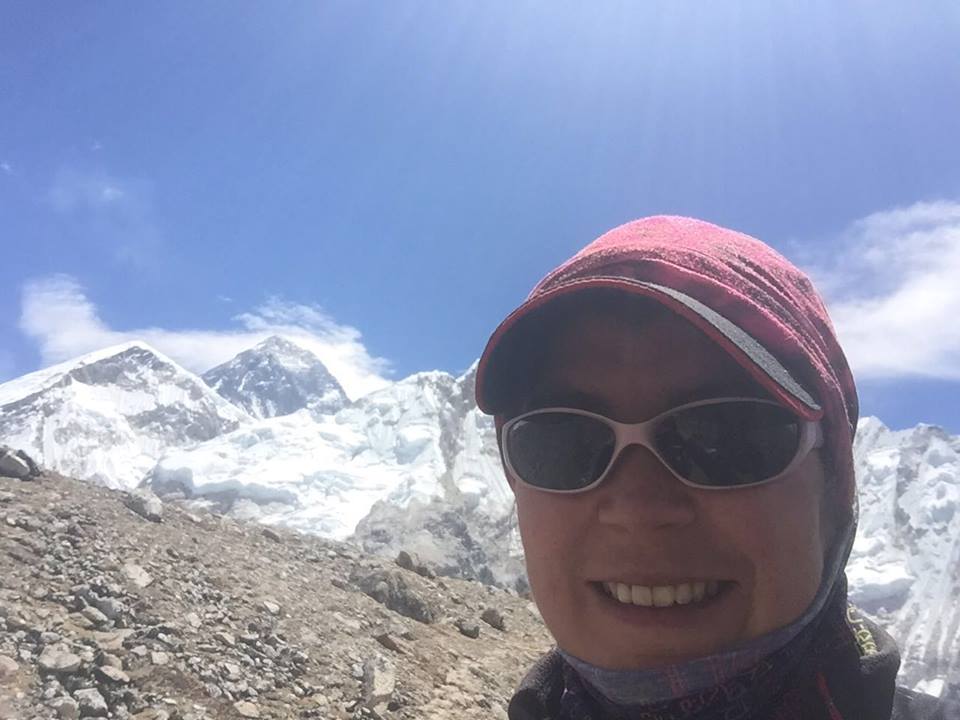 Bárbara Padilla en el campo base del Monte Éverest antes de iniciar el ascenso. (Foto Prensa Libre: Facebook Bárbara Padilla)