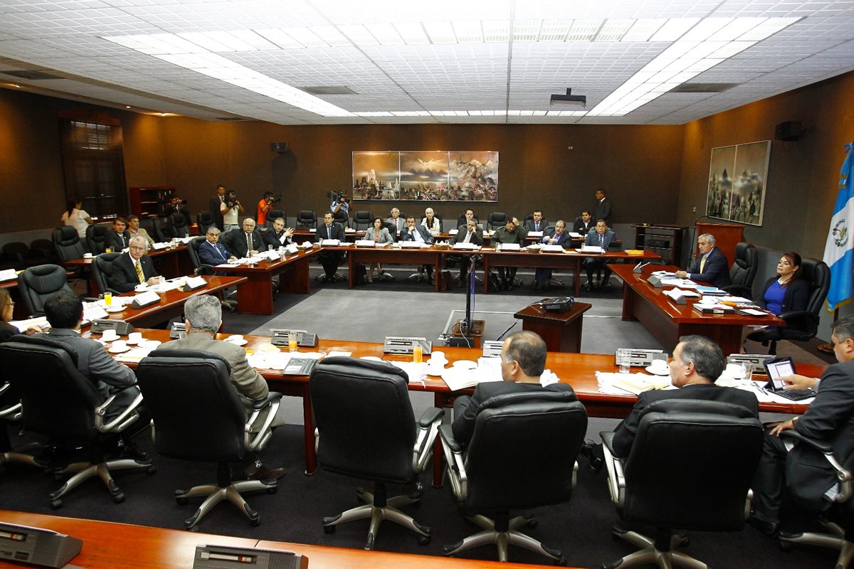 Los entonces mandatarios Otto Pérez Molina y Roxana Baldetti, encabezan una reunión de Gabinete en Casa Presidencial. (Foto Prensa Libre: Hemeroteca PL)