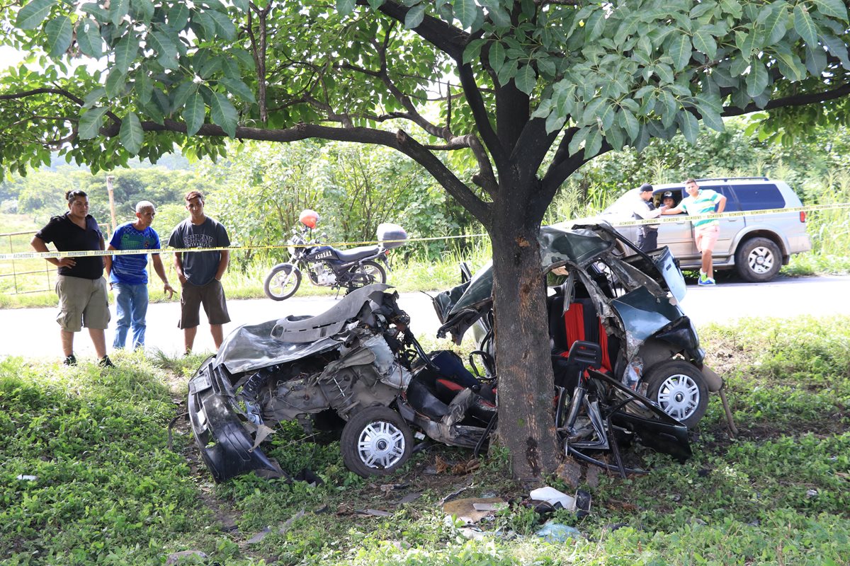 El vehículo destruido después de impactar contra un árbol, en el kilometro 74 de la autopista Puerto Quetzal, Escuintla. (Foto Prensa Libre:Enrique Paredes)