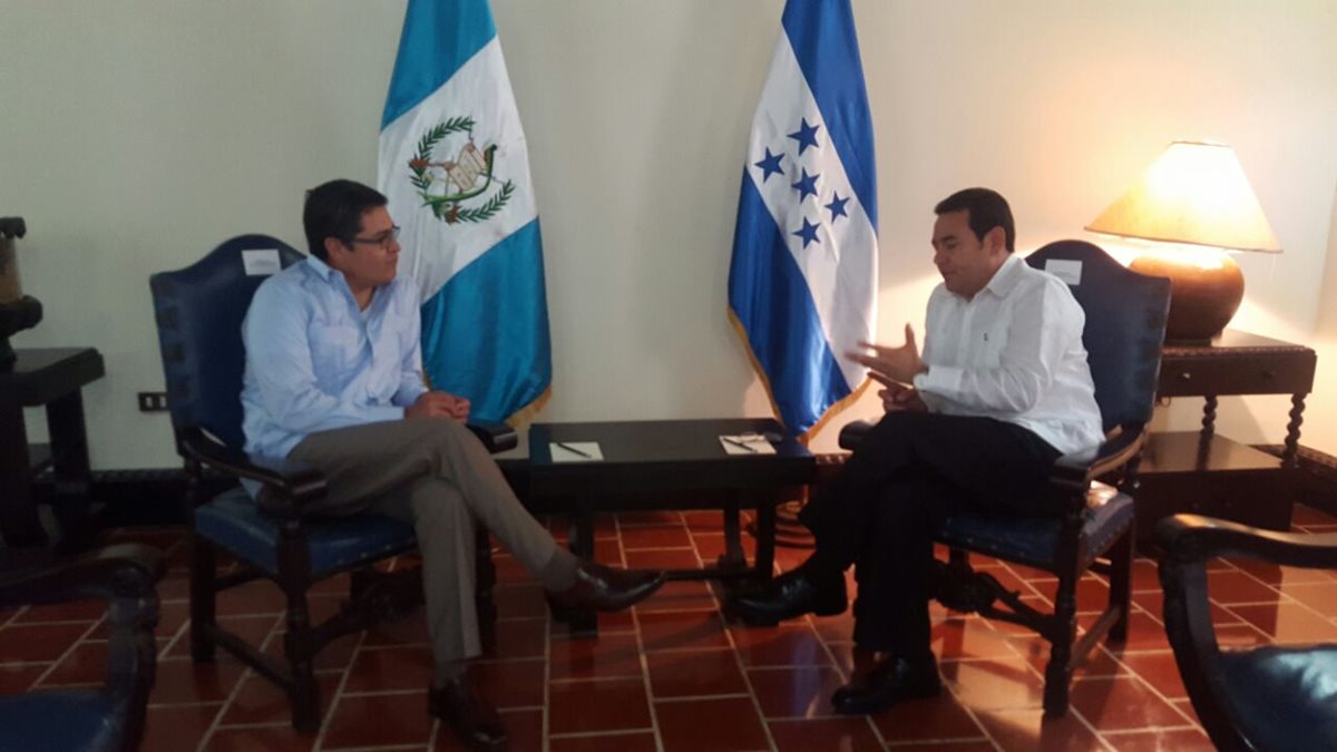 El presidente de Honduras Juan Orlando Hernández sostiene una reunión con Jimmy Morales, en la finca Santo Tomás, Escuintla. (Foto Prensa Libre: Presidencia)