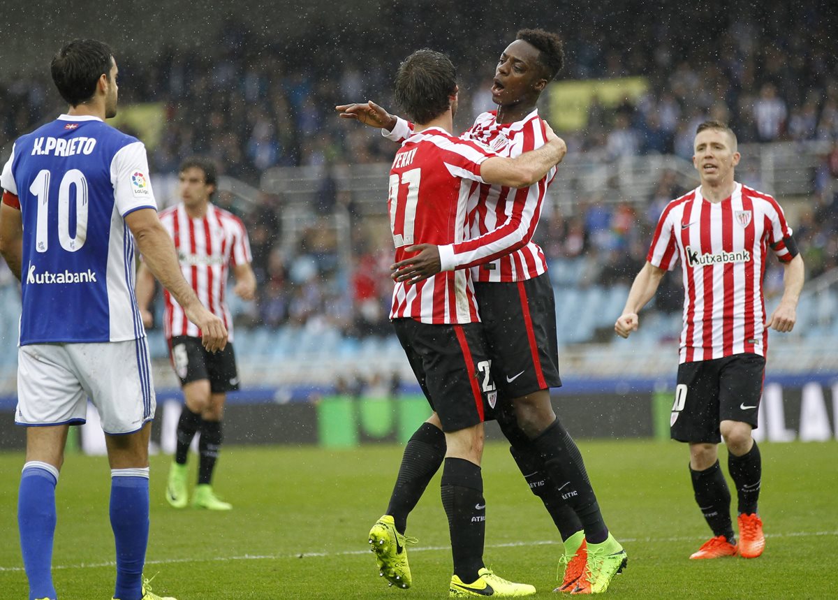 Iñaki Williams celebra, con su compañero Yeray Álvarez el gol marcado ante la Real Sociedad. (Foto Prensa Libre: EFE)