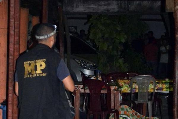 Investigador inspecciona el lugar donde murieron baleados los dos hombres, en Sanarate. (Foto Prensa Libre: Hugo Oliva)<br _mce_bogus="1"/>