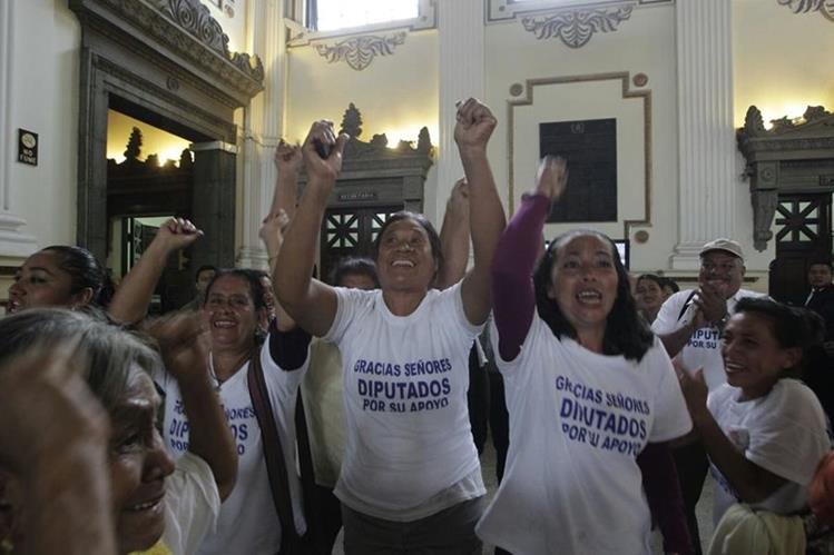 Vecinos de Sipacate celebran la creación del nuevo municipio en el Congreso de la República. (Foto HemerotecaPL)