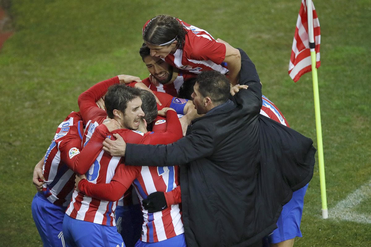 Los jugadores del Atlético de Madrid celebran con su entrenador, Diego Simeone, el tercer gol ante el Celta. (Foto Prensa Libre: EFE)