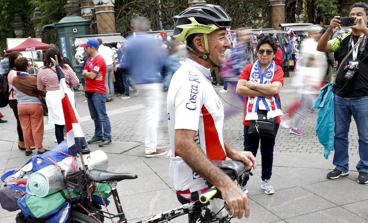 Ciclista costarricense llega a Rusia tras 40 días en ruta. (Foto Prensa Libre: EFE)