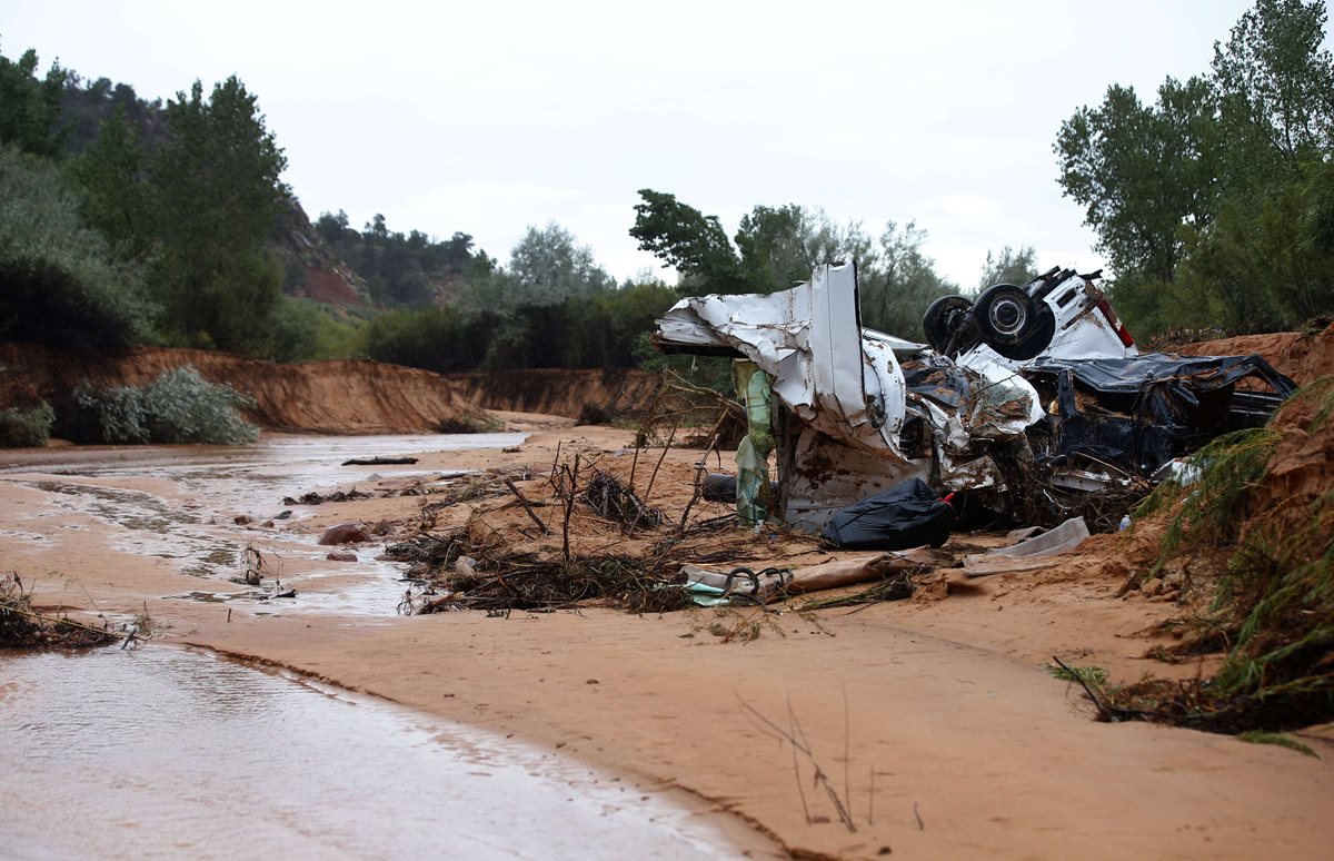 Vista de uno de los vehículos en donde viajaban las víctimas de la correntada. (Foto Prensa Libre: AFP).