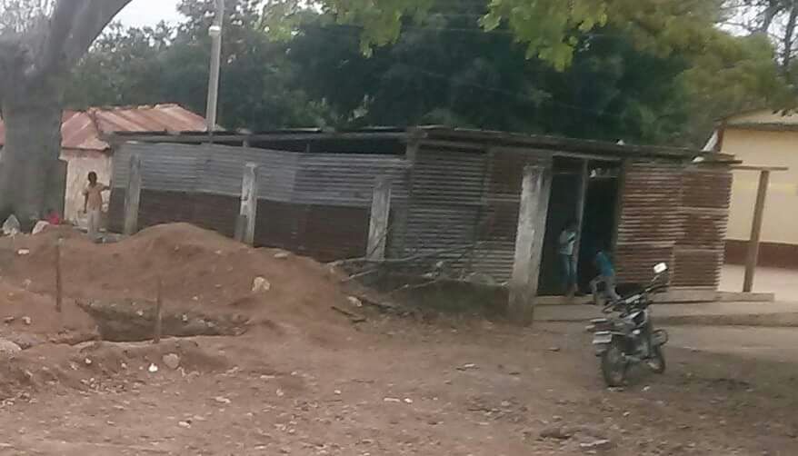 Una aula de la escuela que fue construida con láminas por los padres. (Foto Prensa Libre: Hugo Oliva)