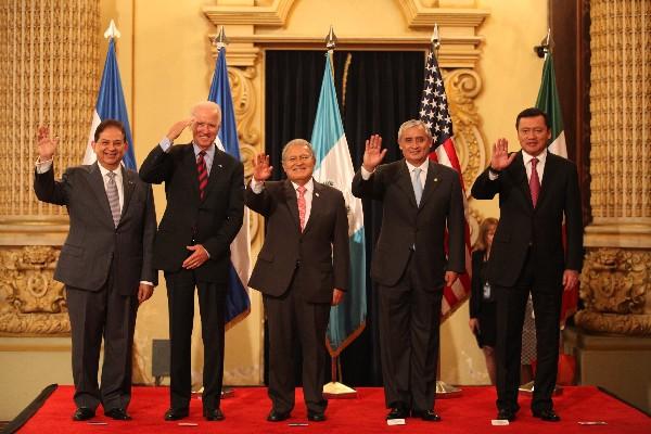 jorge hernández, de Honduras, junto a Biden.