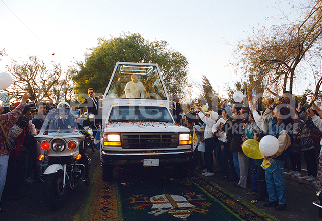 Juan Pablo II se desplaza en el Papamóvil por las calles de la capital el 5 de febrero de 1996. (Foto: Hemeroteca PL)