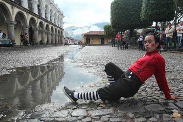 Artistas del silencio celebraron el Día Mundial del Mimo en Antigua Guatemala (Foto Prensa Libre: WALTER SACTIC).