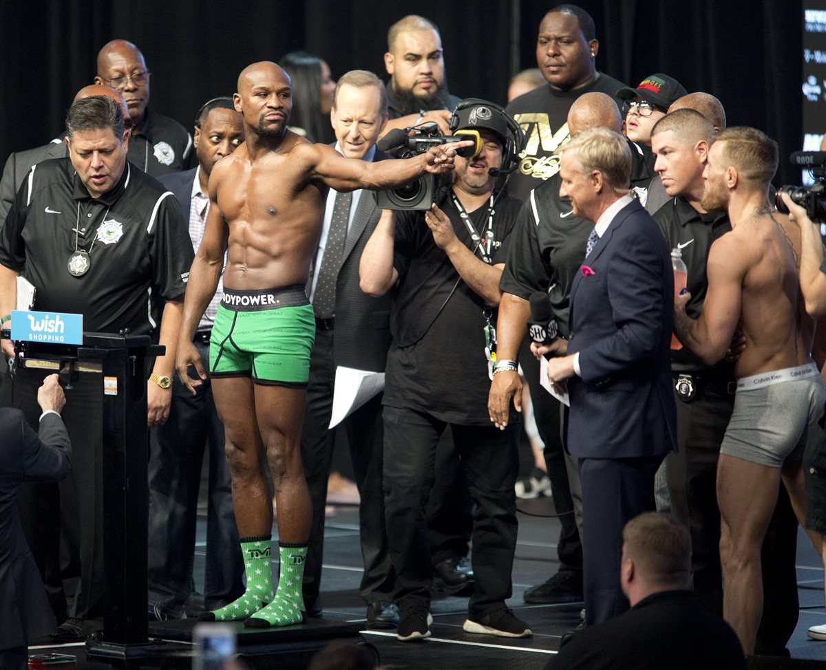 Floyd Mayweather señala a Conor McGregor durante el pesaje.