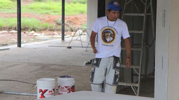 Los exguerrileros están utilizando los materiales que sobraron de la construcción de su albergue aquí para levantar el hotel.