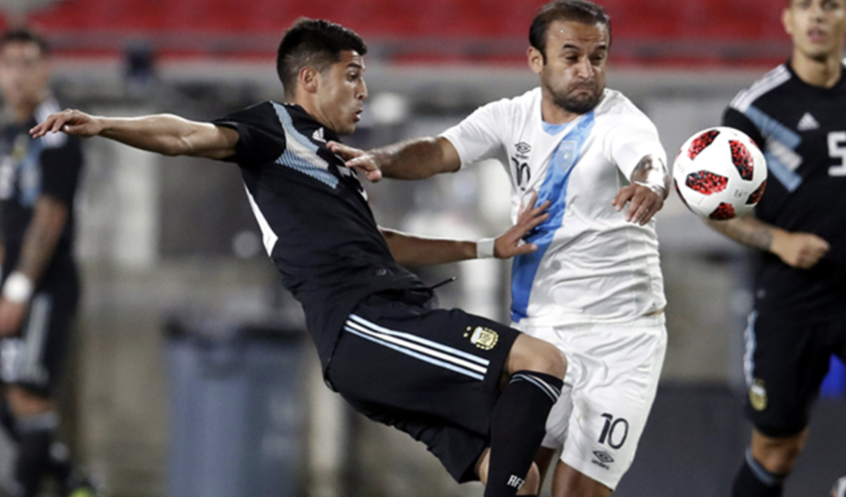 El seleccionado guatemalteco José Manuel Contreras jugó su tercer partido contra la Selección de Argentina. (Foto Prensa Libre: EFE)