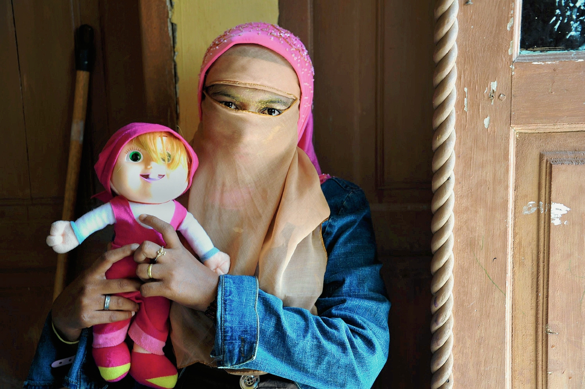 Una mujer de la etnia rohingya habita en un campamento en una provincia de Indonesia. (Foto Prensa Libre: AFP).