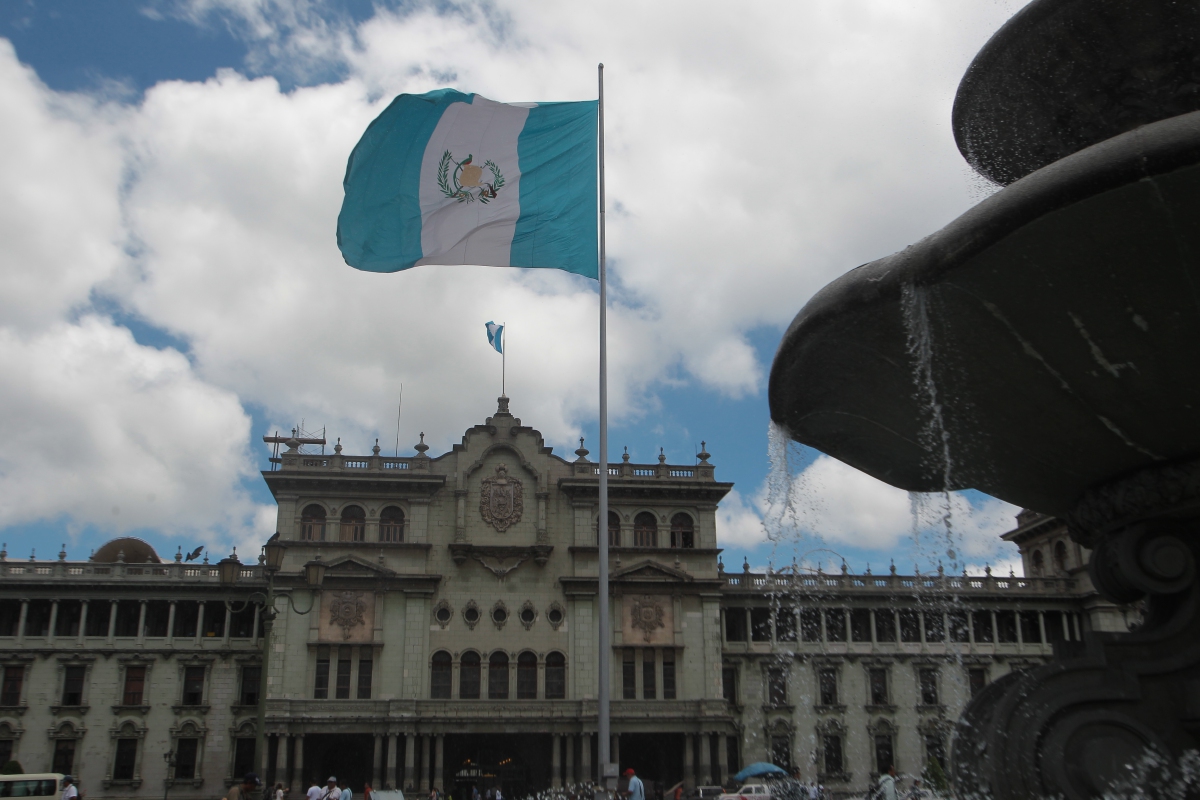 La entrega de las cenas navideñas será para las primeras tres mil personas que lleguen a la Plaza de la Constitución. Fotografía: Prensa Libre. 