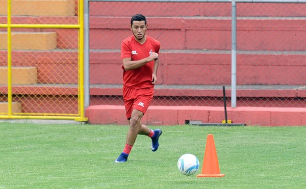 Cristian Jiménez se alista a recepcionar el esférico, en el entreno matutino de Municipal de este martes en el estadio Manuel Felipe Carrera (Foto Prensa Libre: Francisco Sánchez)