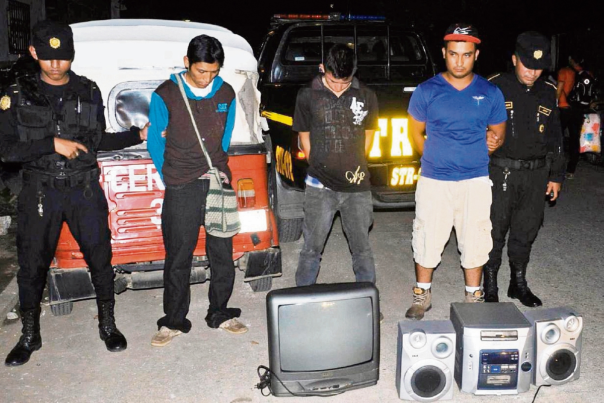 La policía detuvo en Santa Rosa, a tres personas sindicadas de robos a viviendas, en julio recién pasado. (Foto Prensa Libre: Hemeroteca PL)